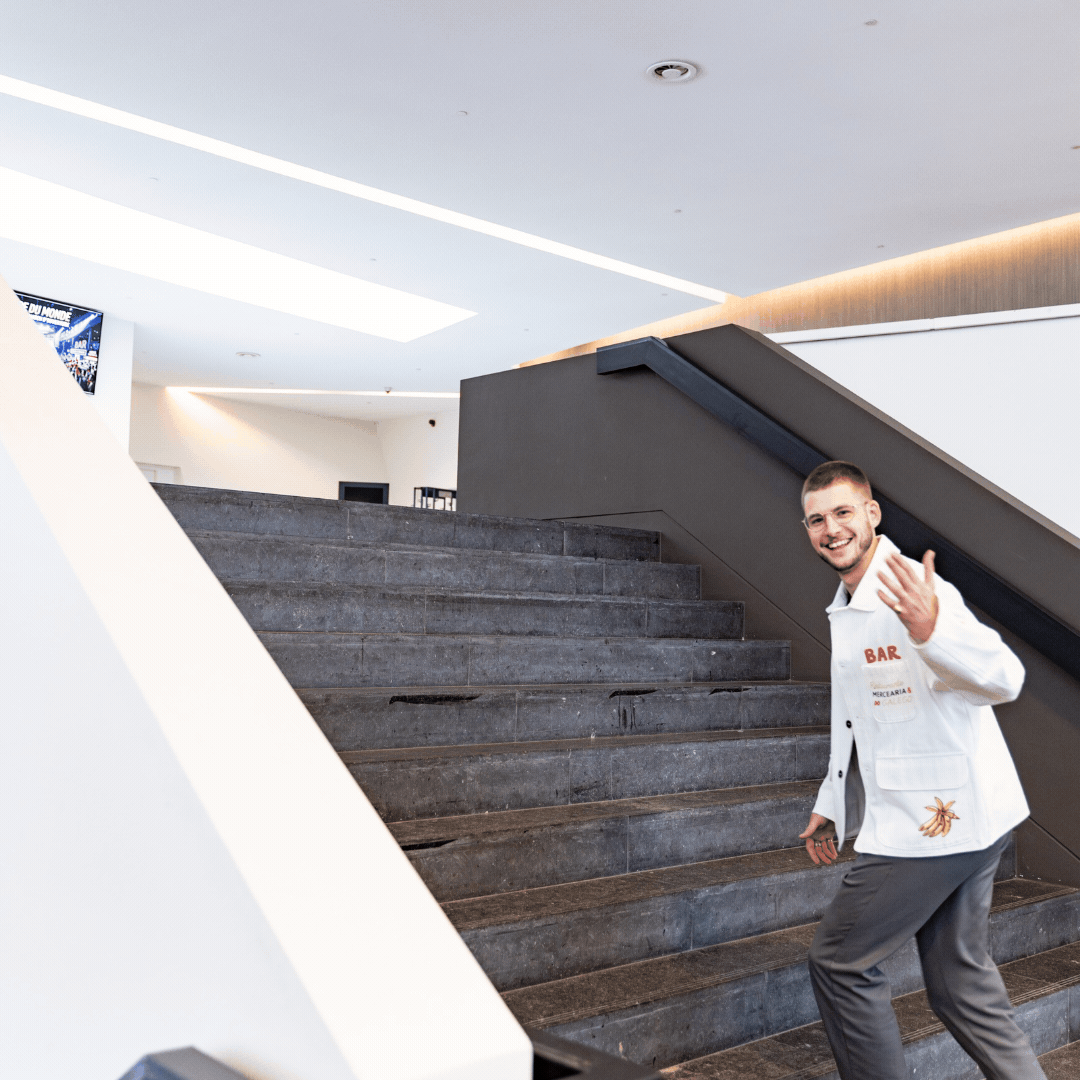 Aurélien Luz montant les escaliers